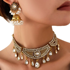 Parure de bijoux style Moyen-Orient avec collier en cristal et boucles d'oreilles cloche