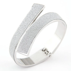 Bracelet jonc argenté minimaliste avec finition givrée et design croisé élégant
