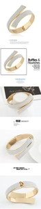 Détail d'un bracelet manchette doré avec finition pailletée et charnière à ressort