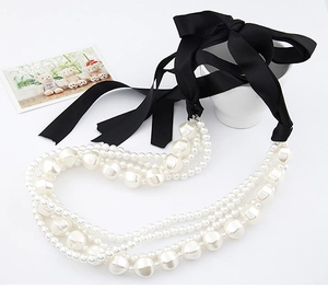 Collier de perles multicouches élégant avec un long nœud en ruban noir style vintage