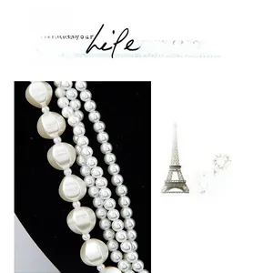 Détail du collier de perles multicouche avec perles baroques nervurées et perles blanches