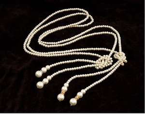 Vue détaillée du collier de perles multicouches avec strass et grand pendentif en perle