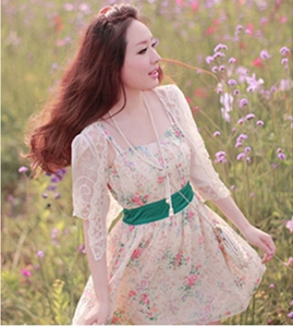 Robe à fleurs avec gilet en dentelle blanche et ceinture en soie verte en extérieur