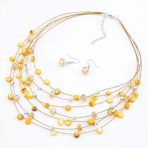Parure bohème avec collier multicouche et boucles d'oreilles en coquillages jaunes