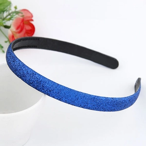 Détail d'un serre-tête bleu pailleté avec dents antidérapantes et texture brillante