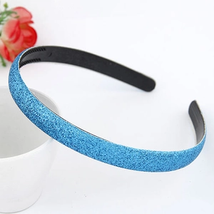 Détail du serre-tête bleu pailleté avec dents antidérapantes et finition scintillante