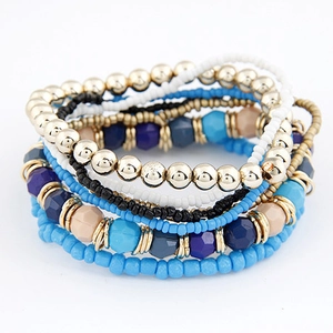 Set de pulseras de cuentas de varias capas bohemias con detalles dorados y coloridos