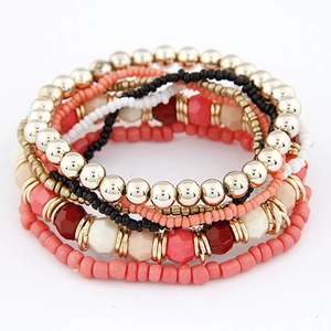 Set de pulseras bohemias multicapa con cuentas de color coral y dorado elástico