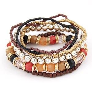 Set de pulseras multicapa bohemio con cuentas de resina de colores y detalles dorados