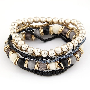 Conjunto de pulseras multicapa de estilo bohemio con cuentas doradas, negras y grises