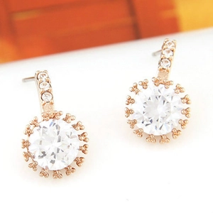 Élégantes boucles d'oreilles en or rose avec zircons ronds et design de halo perlé