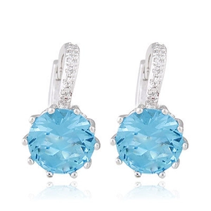 Détails de boucles d'oreilles argentées avec grand zircon bleu ciel et petits cristaux blancs