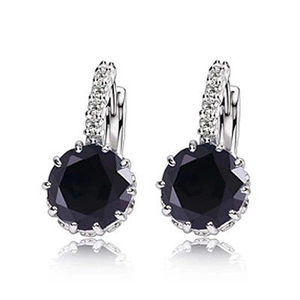 Boucles d'oreilles argentées avec grands cristaux noirs facettés et petits zircons blancs