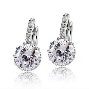 Eleganti orecchini in argento con pendenti in zircone tondo e dettagli in diamante