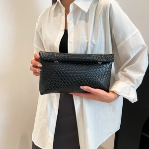 Pochette classique en cuir PU tressé noir avec anneaux dorés pour soirées et fêtes
