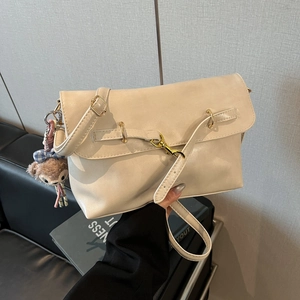 Borsa a Spalla con Patta in Pelle PU alla Moda per Donna Borsa a Tracolla Quadrata Retrò Piccola Borsa a Mano Minimalista con Ciondolo Peluche