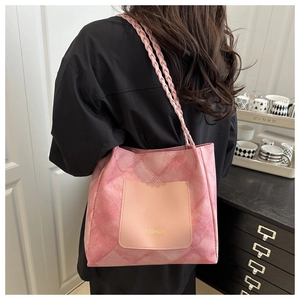 Pink gradient plaid tote bag with woven shoulder strap and fashion pocket detail