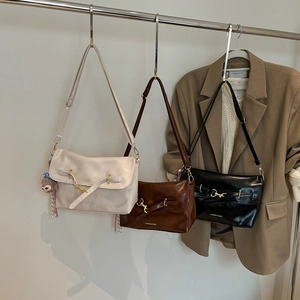 Borse a tracolla minimaliste in vernice bianca, marrone e nera con fibbia in metallo e charm