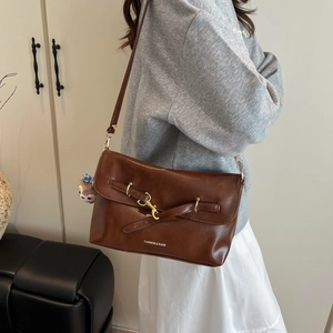 Elegante borsa a tracolla in pelle verniciata marrone scuro con chiusura dorata e logo moda
