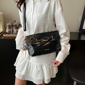 Elegante borsa quadrata in pelle verniciata nera con ciondolo a coniglio per donna