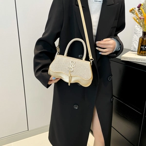 Sac à main élégant à paillettes dorées avec base ondulée et logo double S pour femme