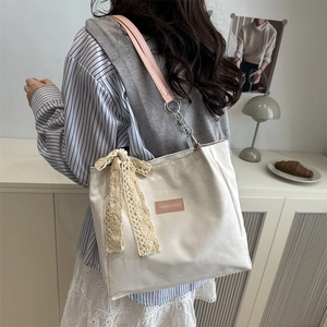 Sac fourre-tout beige minimaliste avec nœud en dentelle et chaîne pour le quotidien
