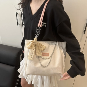 Sac fourre-tout beige chic avec chaîne en perles, nœud en dentelle et anses roses