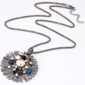 Détail du collier pendentif soleil avec cristaux multicolores et perles sur chaîne noire