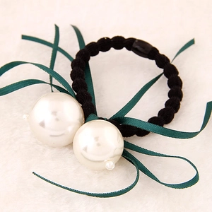 Détail d'un élastique à cheveux coréen avec perles blanches et rubans vert foncé