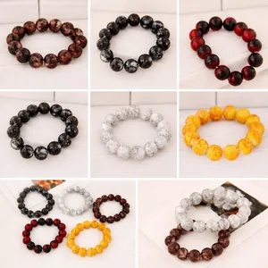 Dettaglio del bracciale con grandi perle di vetro da 14mm in vari motivi marmorizzati