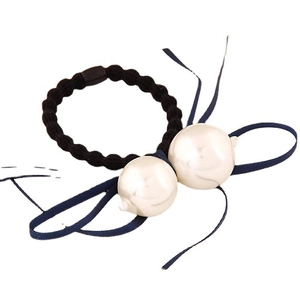 Élastique à cheveux noir avec nœud en ruban bleu et grandes perles blanches sur blanc
