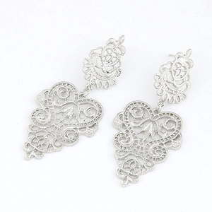 Retro silver hollow flower earrings with vintage lace heart-shaped metal filigree design