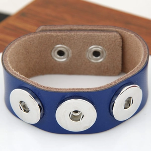 Dunkelblaues Lederarmband mit drei runden Silberbolzen und verstellbaren Druckknöpfen