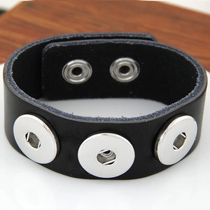Makroaufnahme: Schwarzes Lederarmband im Punk-Stil mit Nieten und verstellbarem Druckknopf