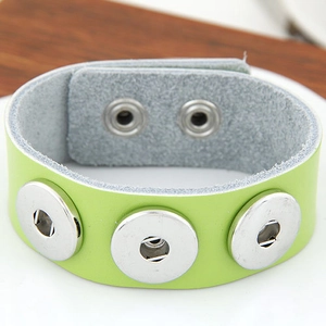 Verstellbares hellgrünes Lederarmband mit drei silbernen Druckknöpfen für Damen und Herren