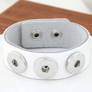 Nahaufnahme eines weißen Leder-Punk-Armbands mit drei silbernen Metallschnallen