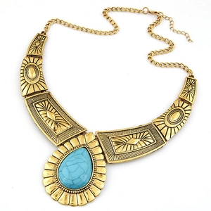 Vue détaillée du collier bohème en or antique avec pierre turquoise et glands de pièces