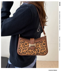 Détail du sac hobo léopard montrant la boucle de fermeture et la texture velours