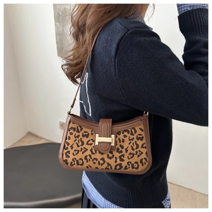 Vue détaillée du sac léopard avec boucle dorée en H et finitions en cuir marron