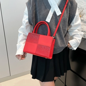 Sac fourre-tout rouge structuré avec panneaux à texture crocodile et doubles poignées