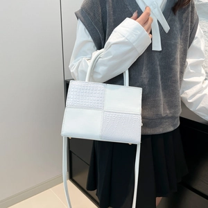 Sac à main blanc élégant avec patchwork croco et bandoulière pour femme