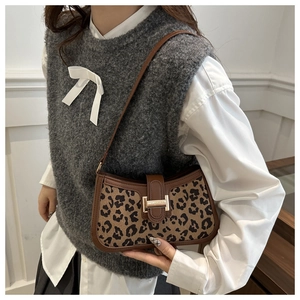 Sac à main chic à motif léopard avec bordure en cuir marron et boucle en métal doré