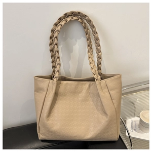 Dettaglio della borsa shopper beige in ecopelle testurizzata con manico intrecciato spesso