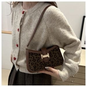 Sac sous le bras à motif léopard avec boucle H dorée et garniture en cuir marron