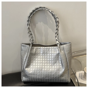 Dettaglio borsa shopper argento con trama pied de poule e manici intrecciati