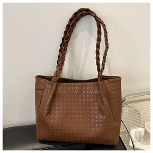 Dettaglio della borsa tote marrone caffè con motivo pied-de-poule e manici intrecciati