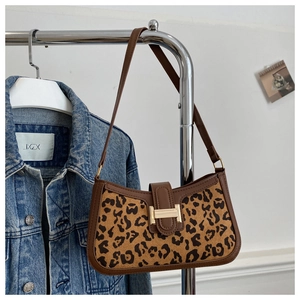 Détail du sac à bandoulière léopard avec boucle en métal doré et bandoulière en cuir