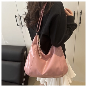 Borsa hobo rosa lucida con sciarpa a quadri, dettaglio elegante della borsa a spalla