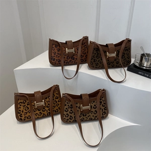 Sacs sous les bras imprimé léopard en quatre couleurs avec finitions en cuir et boucle H