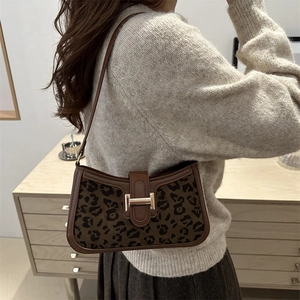 Sac baguette léopard élégant avec bordure en cuir et fermoir en métal doré chic